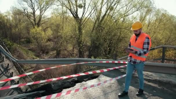 Povodeň poškodila uzavřenou dálnici, most. Prasklý asfalt po zemětřesení. — Stock video