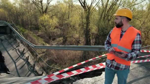 Piezas y rios caídos, peligro. Carreteras dañadas en un viejo puente. Camino roto. — Vídeo de stock