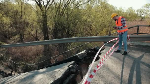 Blick auf die zerstörte Straßenbrücke als Folgen einer Naturkatastrophe. Brücke. — Stockvideo