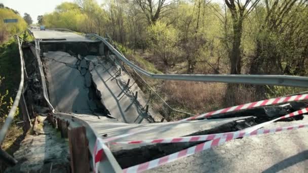 Inundación dañada carretera cerrada, puente. Asfalto agrietado tras terremoto. — Vídeo de stock