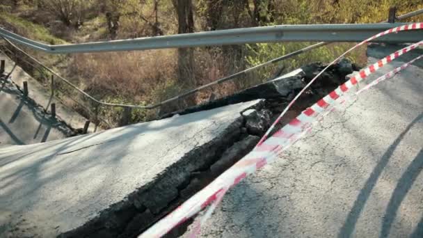 Vallende onderdelen en hulpstukken, gevaar. Beschadigde wegen op een oude brug. Gebroken weg — Stockvideo