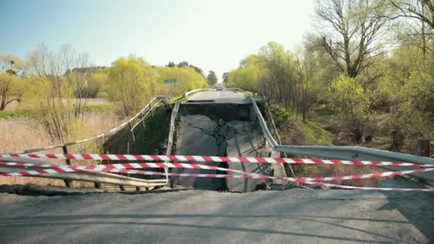 Día soleado contrasta con una escena dramática y triste de destrucción de la zona de guerra — Vídeos de Stock