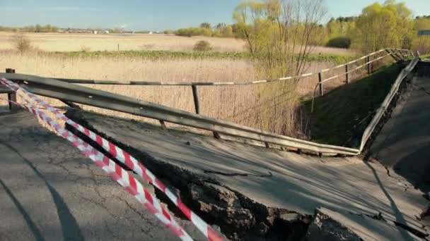Zicht op de vernielde brug als gevolg van een natuurramp. Brug. — Stockvideo