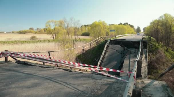 Flood danificado estrada fechada, ponte. Asfalto rachado após terremoto. — Vídeo de Stock