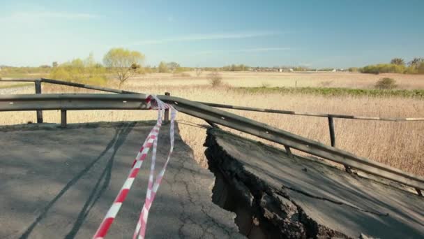 Piezas y accesorios caídos, peligro. Carreteras dañadas en un viejo puente. Camino roto. — Vídeos de Stock