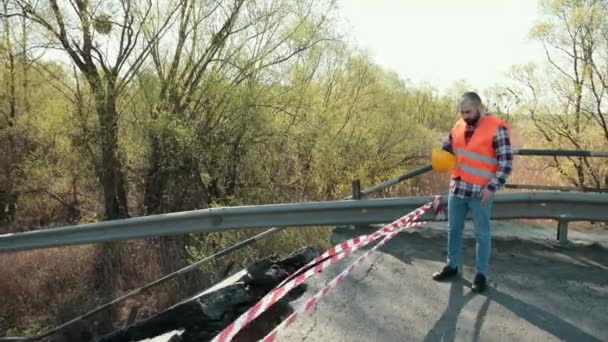 Vista del ponte stradale distrutto come conseguenze di un disastro naturale. Ponte — Video Stock