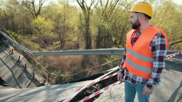 Tekintse a lerombolt közúti hidat természeti katasztrófának. Híd — Stock videók