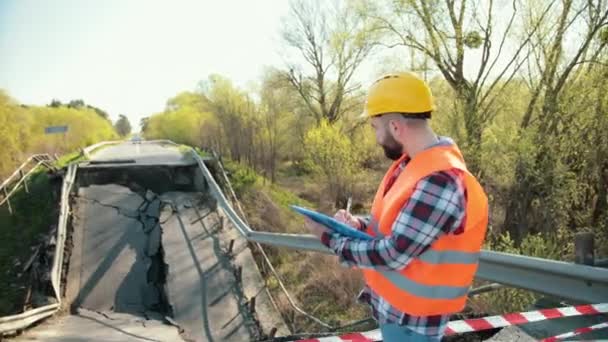 Utsikt över den förstörda vägbron som konsekvenser av en naturkatastrof. Bryggan. — Stockvideo