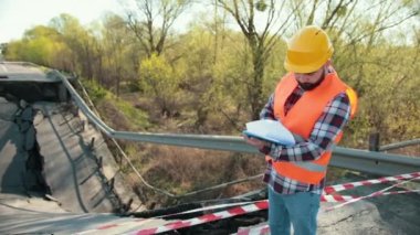 Beton köprü hasar gördü. Sel yüzünden. Orman yolunda hasar gören köprü.