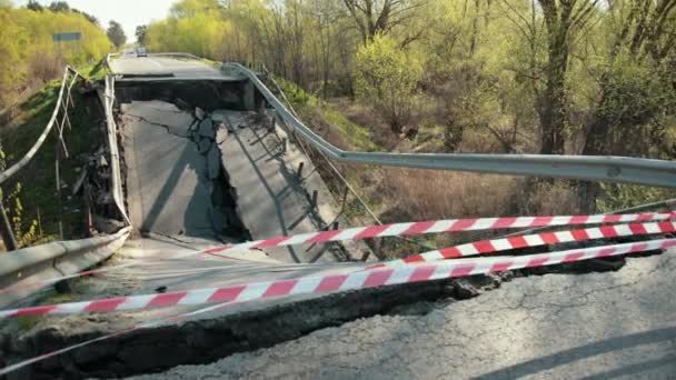 Povodeň poškodila uzavřenou dálnici, most. Prasklý asfalt po zemětřesení. — Stock video