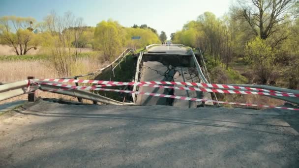 Vista del puente de carretera destruido como consecuencias de un desastre natural. Puente. — Vídeos de Stock