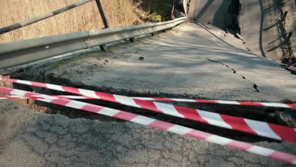 Dia ensolarado contrasta com uma cena dramática e triste de destruição da zona de guerra — Vídeo de Stock