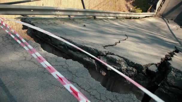 Düşen parçalar, montajlar, tehlike. Eski bir köprüdeki hasarlı yollar. Kırık yol — Stok video