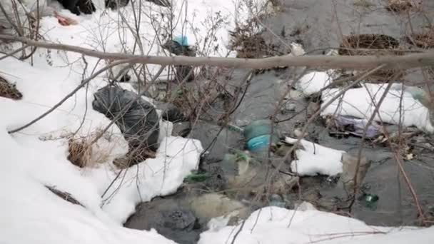 Μόλυνση, περιβάλλον. Οικολογία έννοια, πλαστικά σκουπίδια ποταμός, ρύπανση — Αρχείο Βίντεο