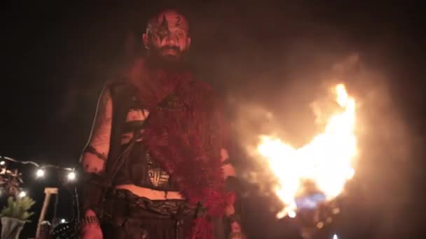 Viking avec une torche allume le feu de joie. Brutal guerrier masculin d'apparence dangereuse par le feu. — Video