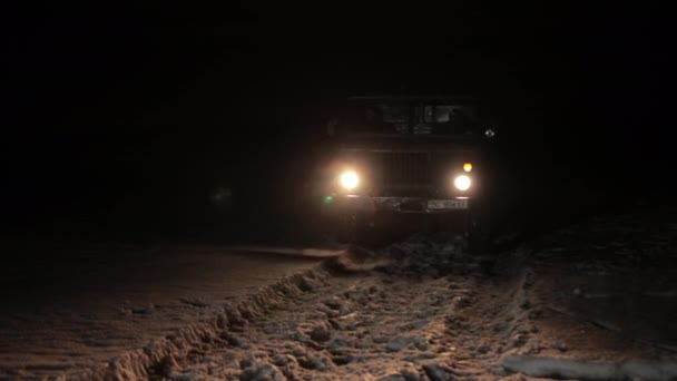 Ночь, низкий свет, болото, снег. Ретро грузовик, старый советский военный грузовик мировой войны — стоковое видео