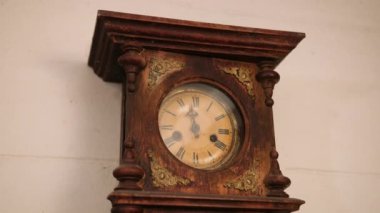 Bir zamanlar odada saati gösteren kırık antika mekanik duvar saati. Süre