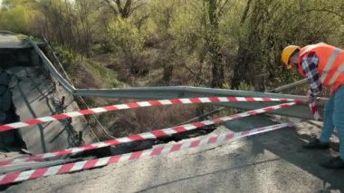 Sel hasarlı otoyol, köprü. Depremden sonra asfalt çatlamış..