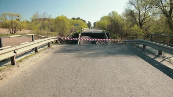 Inundación dañada carretera cerrada, puente. Asfalto agrietado tras terremoto. — Vídeos de Stock