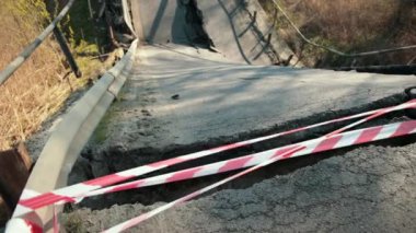 Sel hasarlı otoyol, köprü. Depremden sonra asfalt çatlamış..