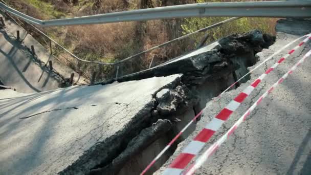 Piezas y accesorios caídos, peligro. Carreteras dañadas en un viejo puente. Camino roto. — Vídeos de Stock