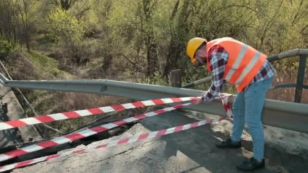 Utsikt över den förstörda vägbron som konsekvenser av en naturkatastrof. Bryggan. — Stockvideo