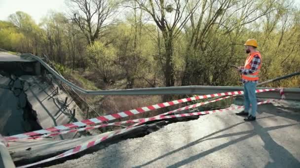 Beschädigte Betonbrücke. Folgen des Hochwassers. Beschädigte Brücke auf Forststraße. — Stockvideo