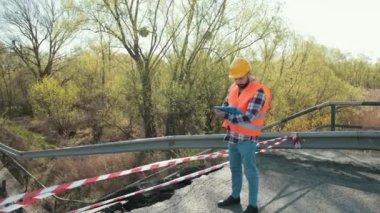 Sel hasarlı otoyol, köprü. Depremden sonra asfalt çatlamış..