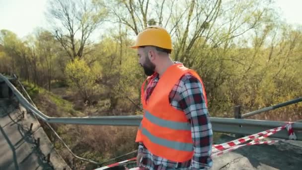 홍수로 폐쇄 된 고속도로 가 파손 됐어. 지진으로 아스팔트가 부서지다. — 비디오