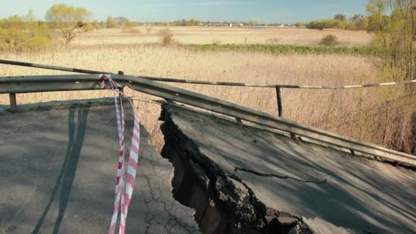 Ponte di cemento danneggiato. Conseguenze dell'alluvione. Ponte danneggiato sulla strada forestale. — Video Stock
