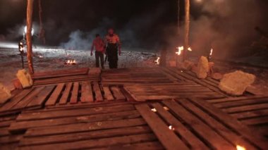 Çıplak gövdeli, kuzeyli dövmeli kötü kalpli Viking savaşçısı...