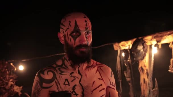 Viking este un războinic brutal de sex masculin de aparență periculoasă care așteaptă inamicul lângă foc. — Videoclip de stoc