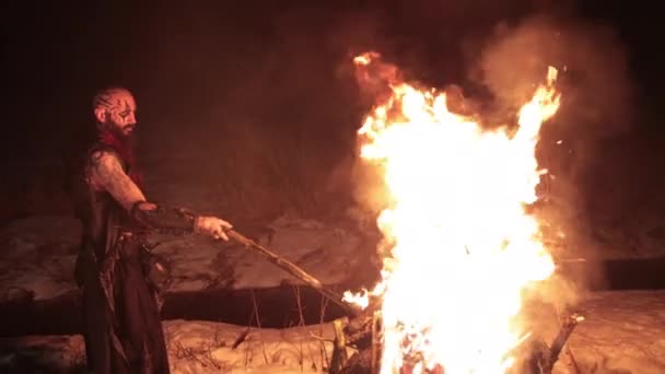 Viking s hořícími pochodněmi. Brutální mužský bojovník nebezpečného vzhledu u ohně. — Stock video