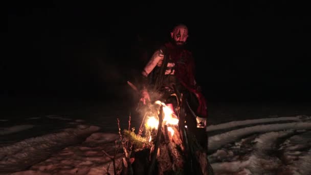 Viking avec une torche allume le feu de joie. Brutal guerrier masculin d'apparence dangereuse par le feu. — Video