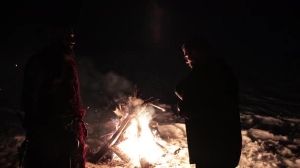 Brutalny brodaty wiking spotkał nieznajomego, komunikującego się z nieznajomym. Spacery — Wideo stockowe