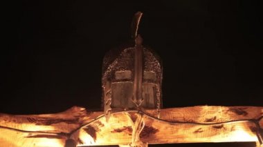Viking 'i savunan düşmana karşı cesur bir savaş için miğfer. Yaya taşı