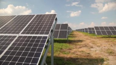 Güneşli gökyüzü olan güneş panelleri. Mavi güneş panelleri. Fotovoltaik enerji