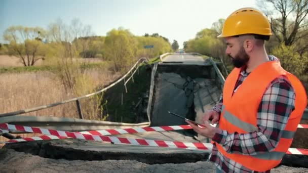 Sonniger Tag kontrastiert mit einer dramatischen und traurigen Szene der Zerstörung aus dem Kriegsgebiet — Stockvideo