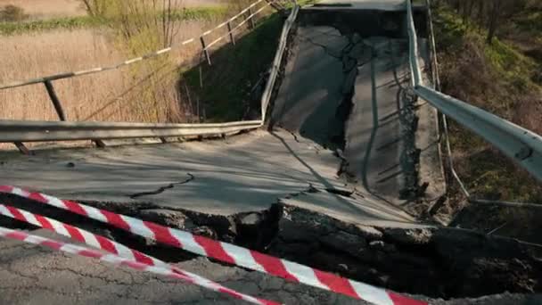 Pont en béton endommagé. Conséquences de l'inondation. Pont endommagé sur la route forestière. — Video