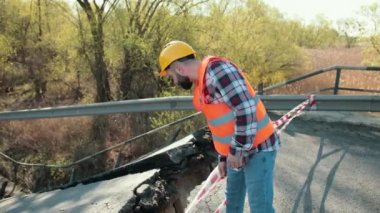 Beton köprü hasar gördü. Sel yüzünden. Orman yolunda hasar gören köprü