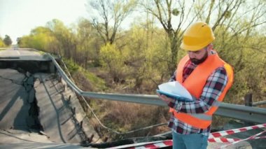 Düşen parçalar, montajlar, tehlike. Eski bir köprüdeki hasarlı yollar. Kırık yol