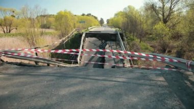 Beton köprü hasar gördü. Sel yüzünden. Orman yolunda hasar gören köprü.