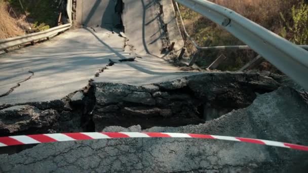 Blick auf die zerstörte Straßenbrücke als Folgen einer Naturkatastrophe. Brücke. — Stockvideo
