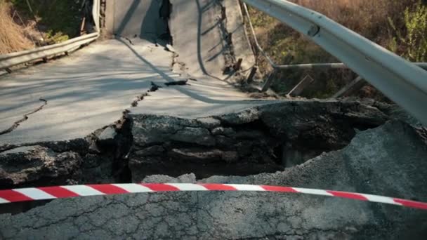 Yıkılan yol köprüsünü doğal bir felaket olarak görmek. Köprü. — Stok video