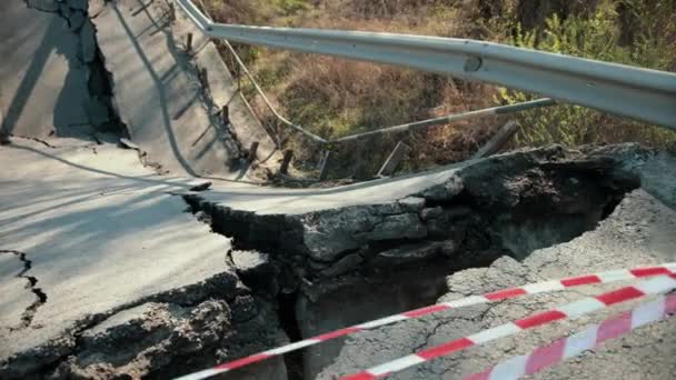 Vista del puente de carretera destruido como consecuencias de un desastre natural. Puente. — Vídeos de Stock