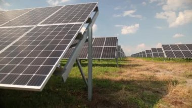 Derin mavi gökyüzüne karşı güneş panelleri. Güneş pilleri çiftliği. Fotovoltaik enerji