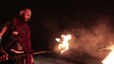 Meşaleli Viking şenlik ateşi. Ateşin yanında tehlikeli görünen vahşi erkek savaşçı..