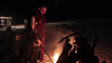Meşaleli Viking şenlik ateşi. Ateşin yanında tehlikeli görünen vahşi erkek savaşçı..