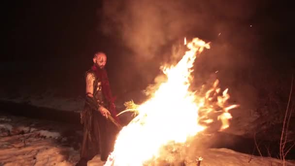 Viking avec une torche allume le feu de joie. Brutal guerrier masculin d'apparence dangereuse par le feu. — Video