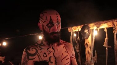 Viking tehlikeli görünümlü vahşi bir erkek savaşçıdır. Ateşin yanında düşmanını bekler.